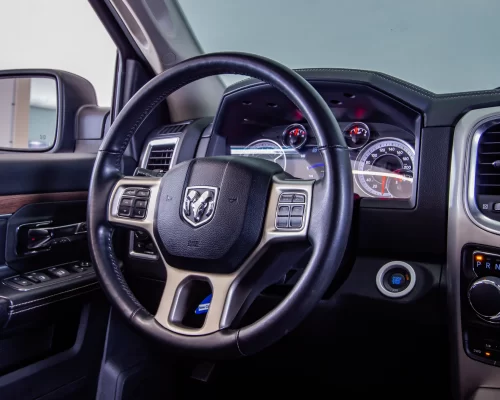 RAM-CLASSIC-LARAMIE-CINZA-VOLANTE